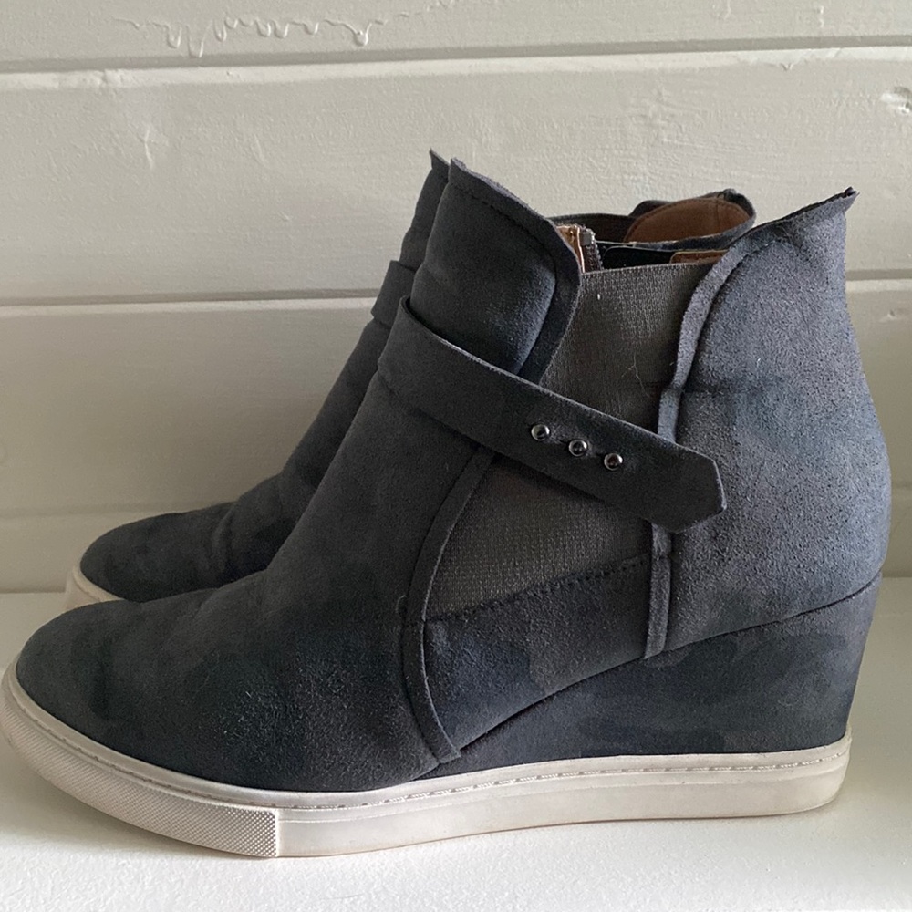 Linea Paolo camo wedge sneakers 9.5